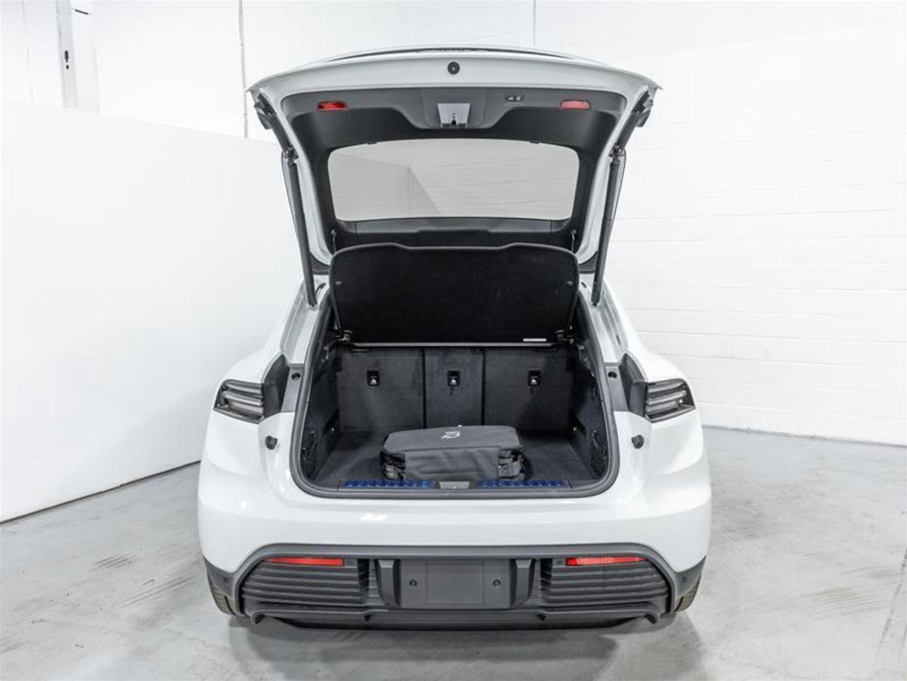 2025 Porsche Macan  Photo