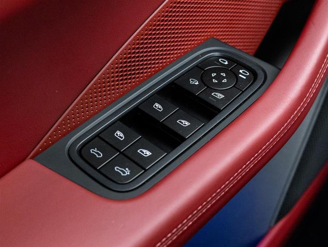 2024 Porsche Macan  Photo
