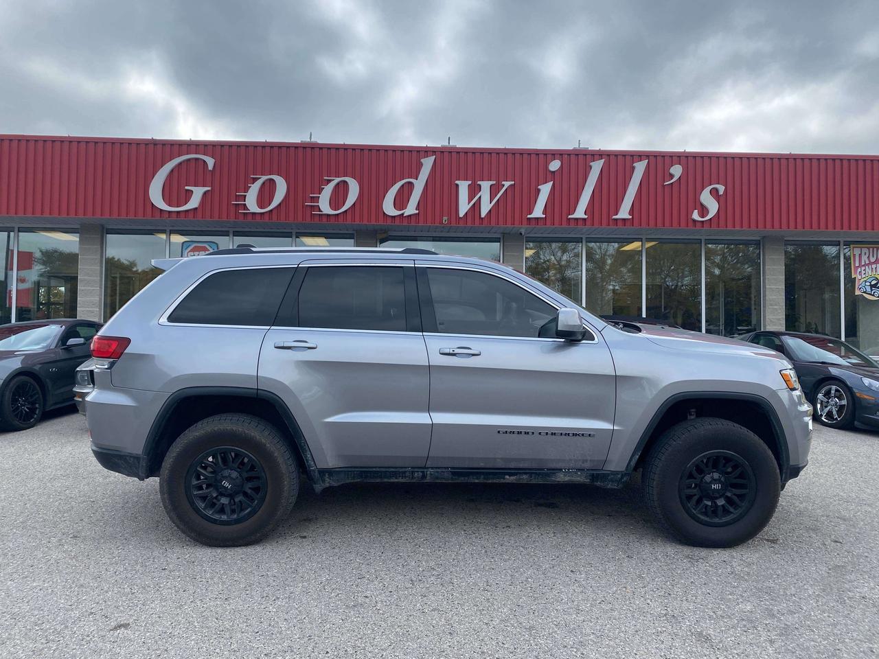 2020 Jeep Grand Cherokee LAREDO, 3.6L, 4X4, CLEAN CARFAX, BACK UP CAMERA! Photo