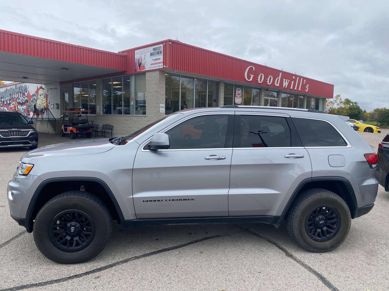 2020 Jeep Grand Cherokee LAREDO, 3.6L, 4X4, CLEAN CARFAX, BACK UP CAMERA! Photo