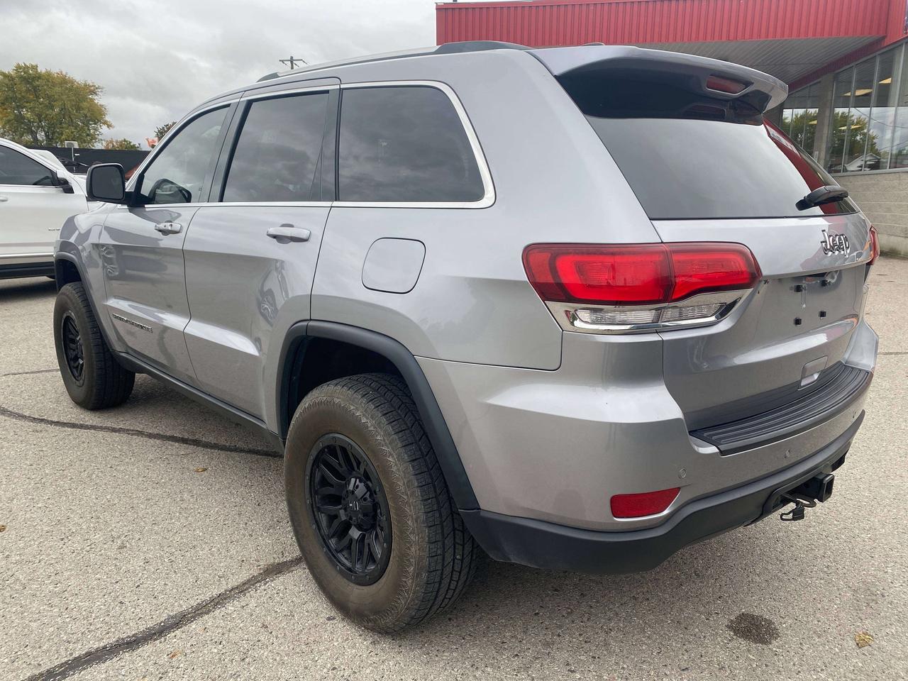 2020 Jeep Grand Cherokee LAREDO, 3.6L, 4X4, CLEAN CARFAX, BACK UP CAMERA! Photo