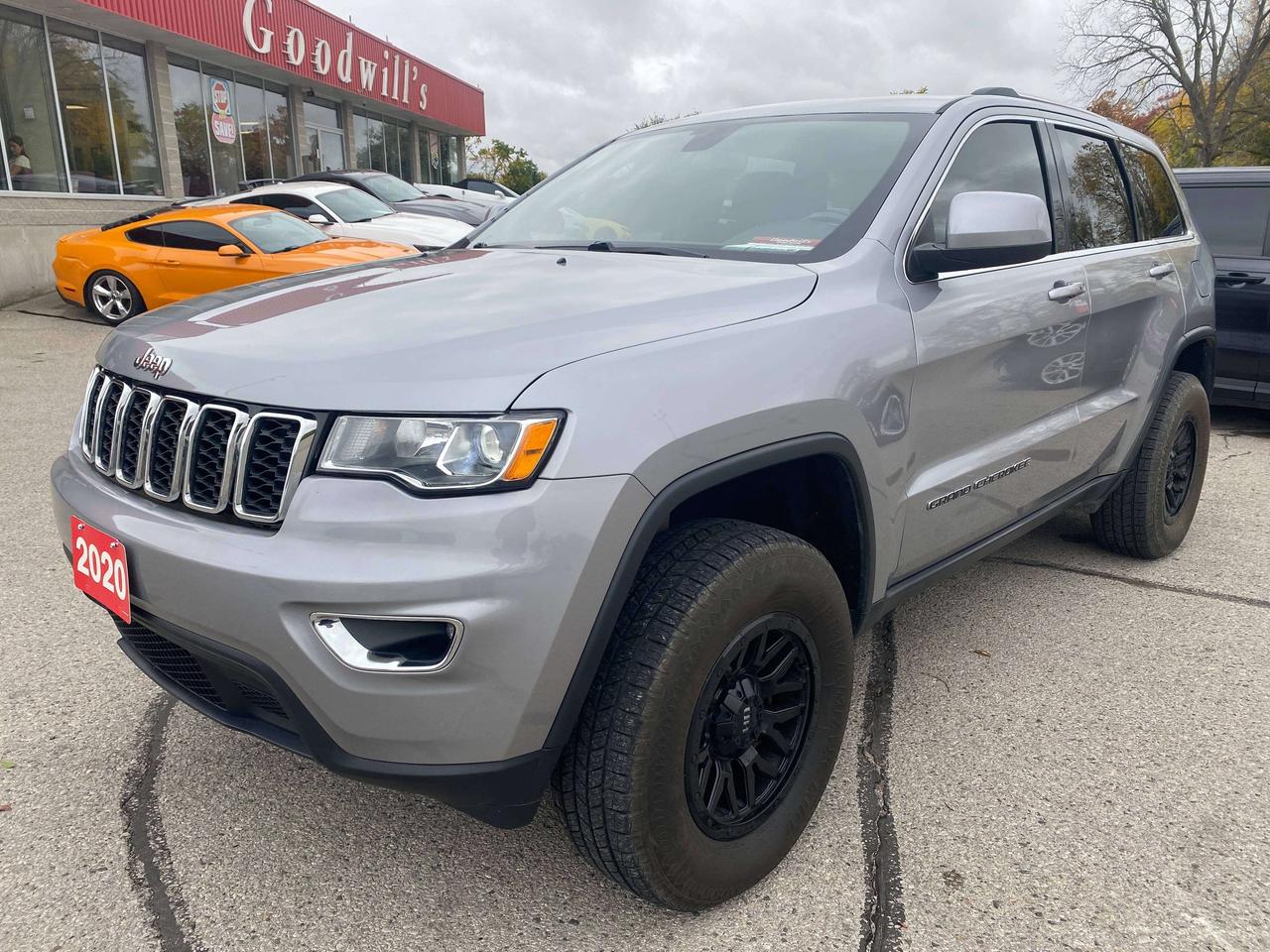 2020 Jeep Grand Cherokee LAREDO, 3.6L, 4X4, CLEAN CARFAX, BACK UP CAMERA! Photo