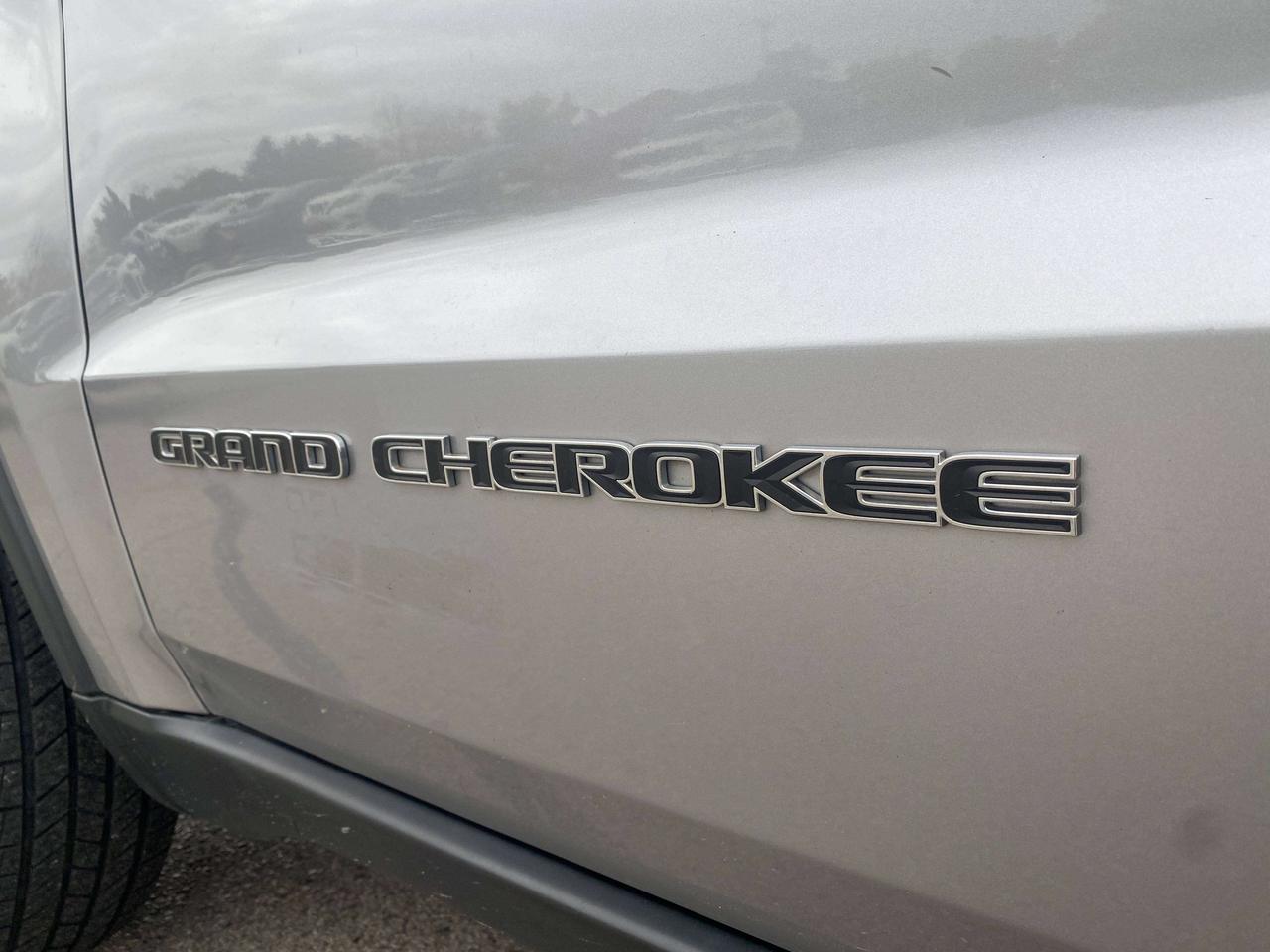 2020 Jeep Grand Cherokee LAREDO, 3.6L, 4X4, CLEAN CARFAX, BACK UP CAMERA! Photo