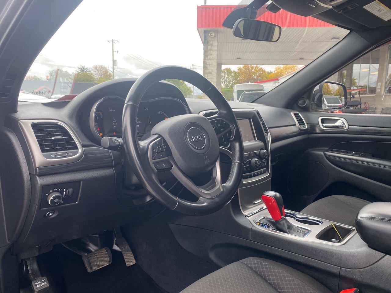 2020 Jeep Grand Cherokee LAREDO, 3.6L, 4X4, CLEAN CARFAX, BACK UP CAMERA! Photo