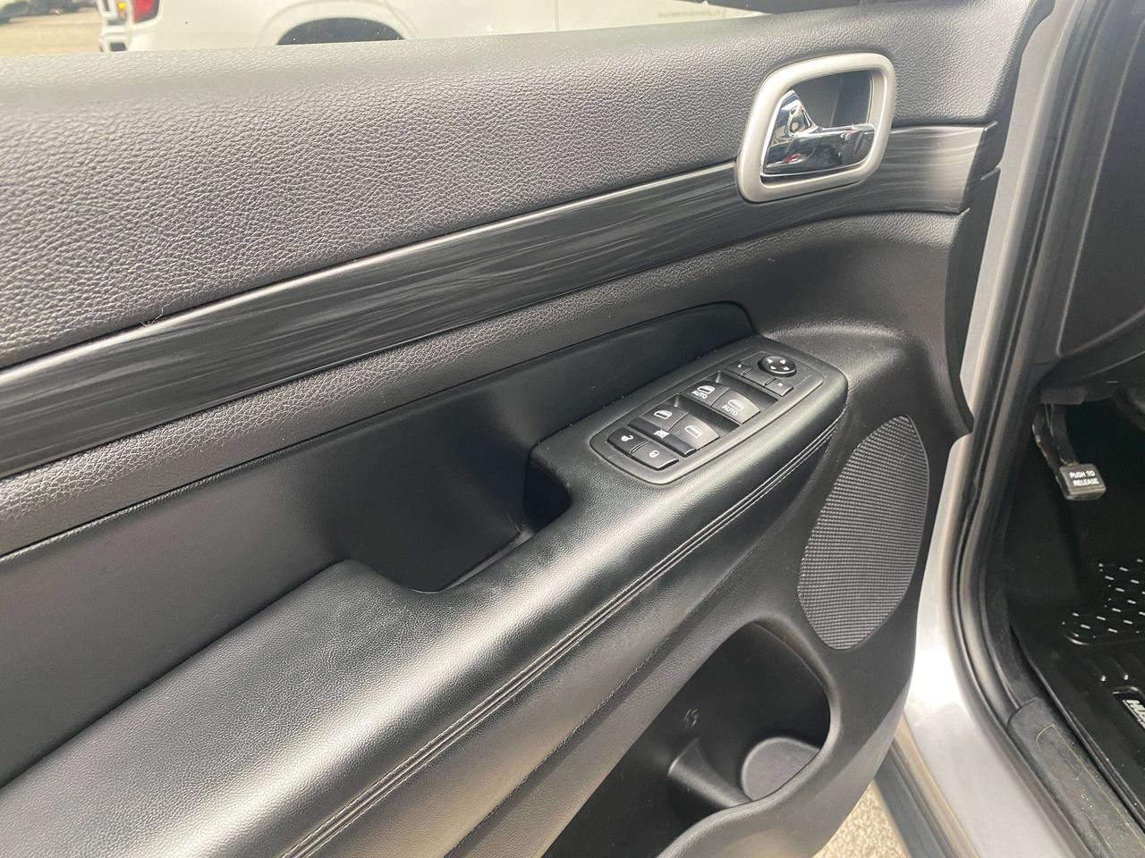 2020 Jeep Grand Cherokee LAREDO, 3.6L, 4X4, CLEAN CARFAX, BACK UP CAMERA! Photo