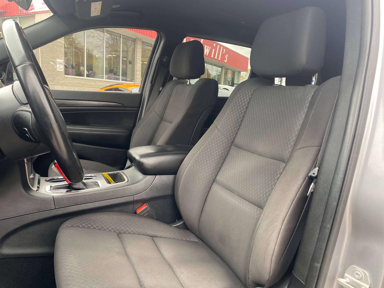 2020 Jeep Grand Cherokee LAREDO, 3.6L, 4X4, CLEAN CARFAX, BACK UP CAMERA! Photo
