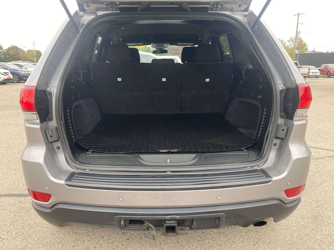 2020 Jeep Grand Cherokee LAREDO, 3.6L, 4X4, CLEAN CARFAX, BACK UP CAMERA! Photo