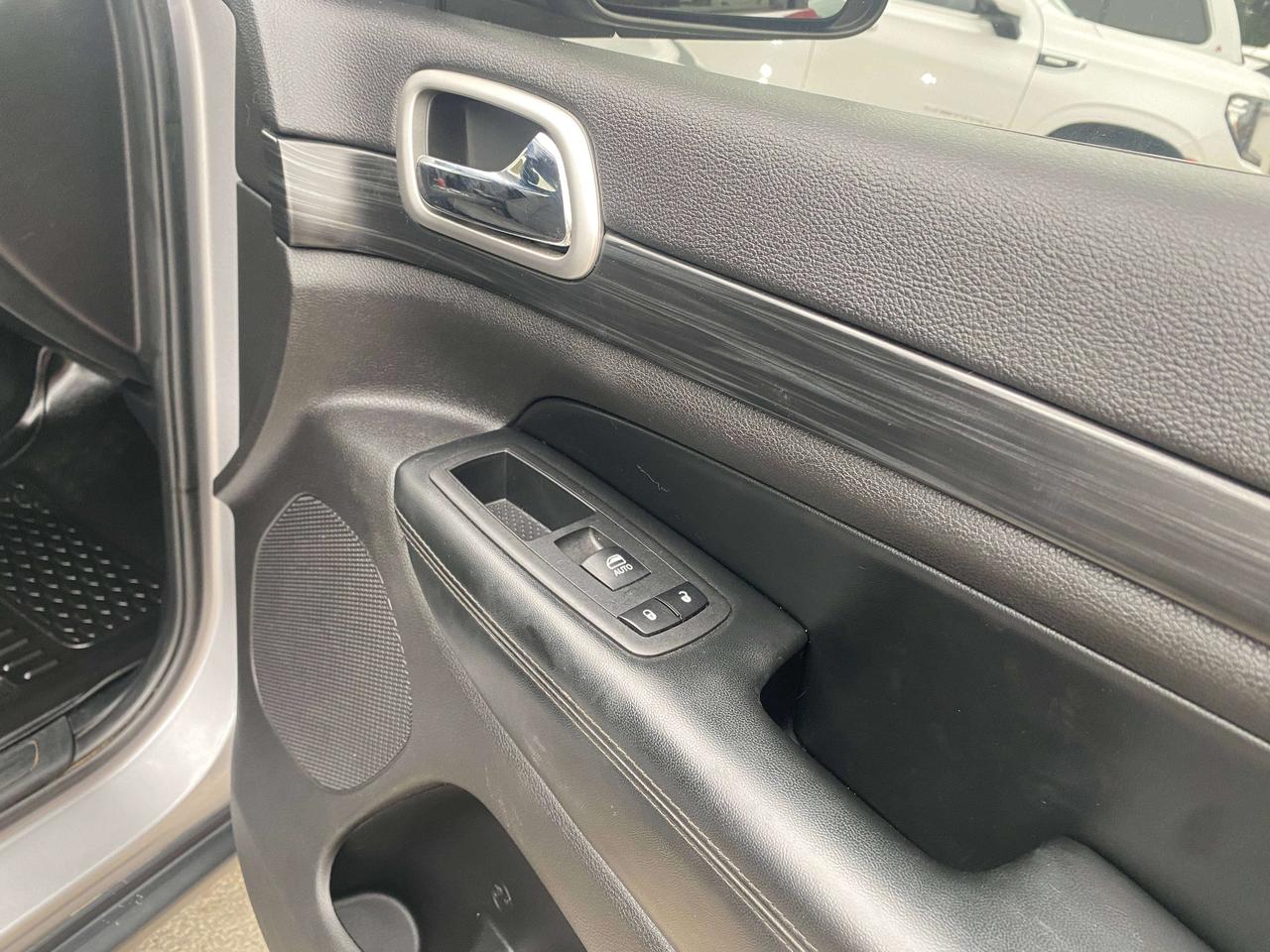 2020 Jeep Grand Cherokee LAREDO, 3.6L, 4X4, CLEAN CARFAX, BACK UP CAMERA! Photo
