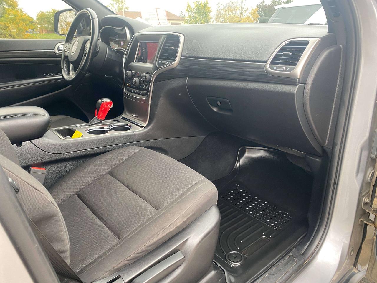 2020 Jeep Grand Cherokee LAREDO, 3.6L, 4X4, CLEAN CARFAX, BACK UP CAMERA! Photo
