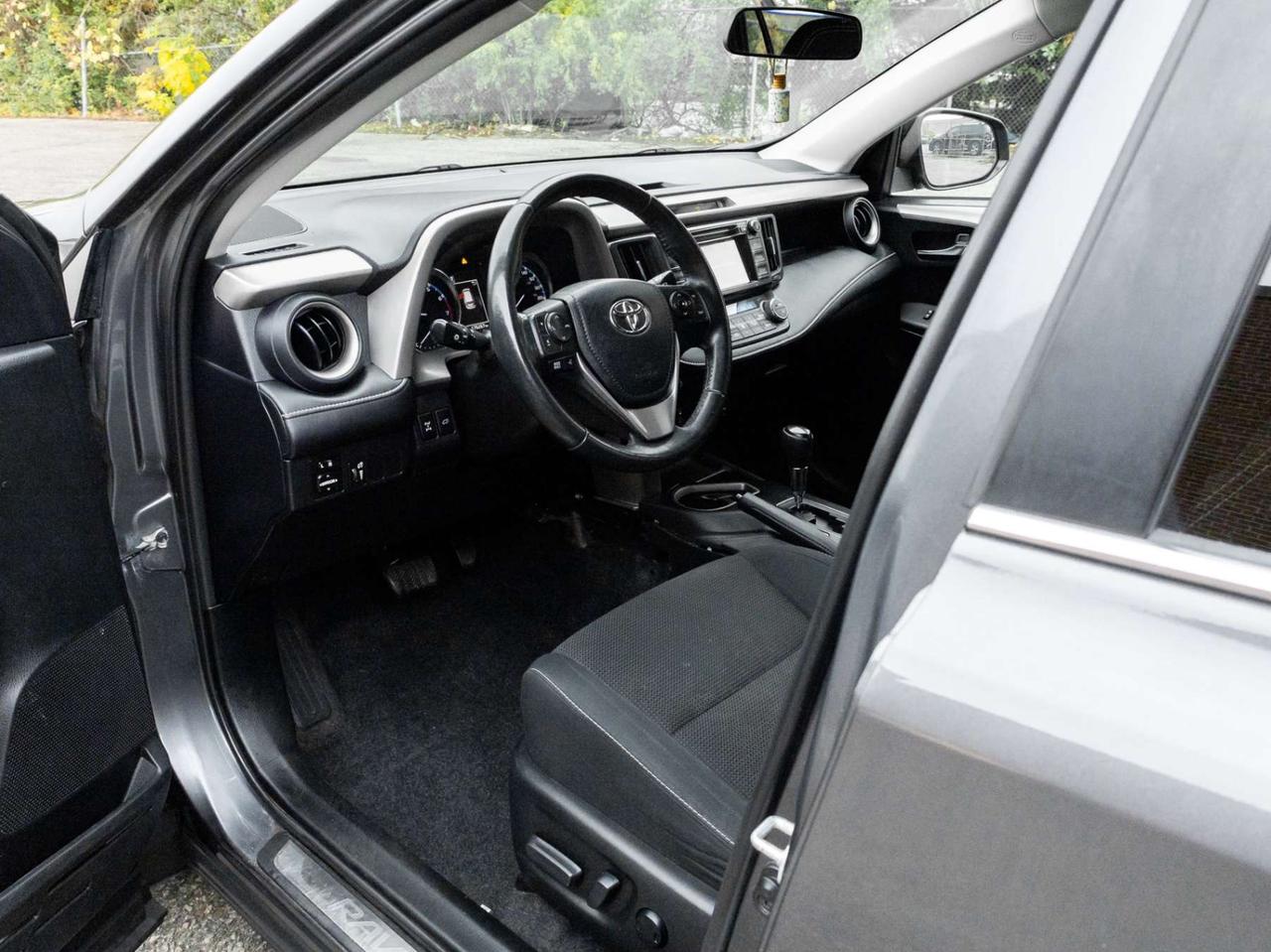 2016 Toyota RAV4 AWD XLE, Sunroof, Camera Photo
