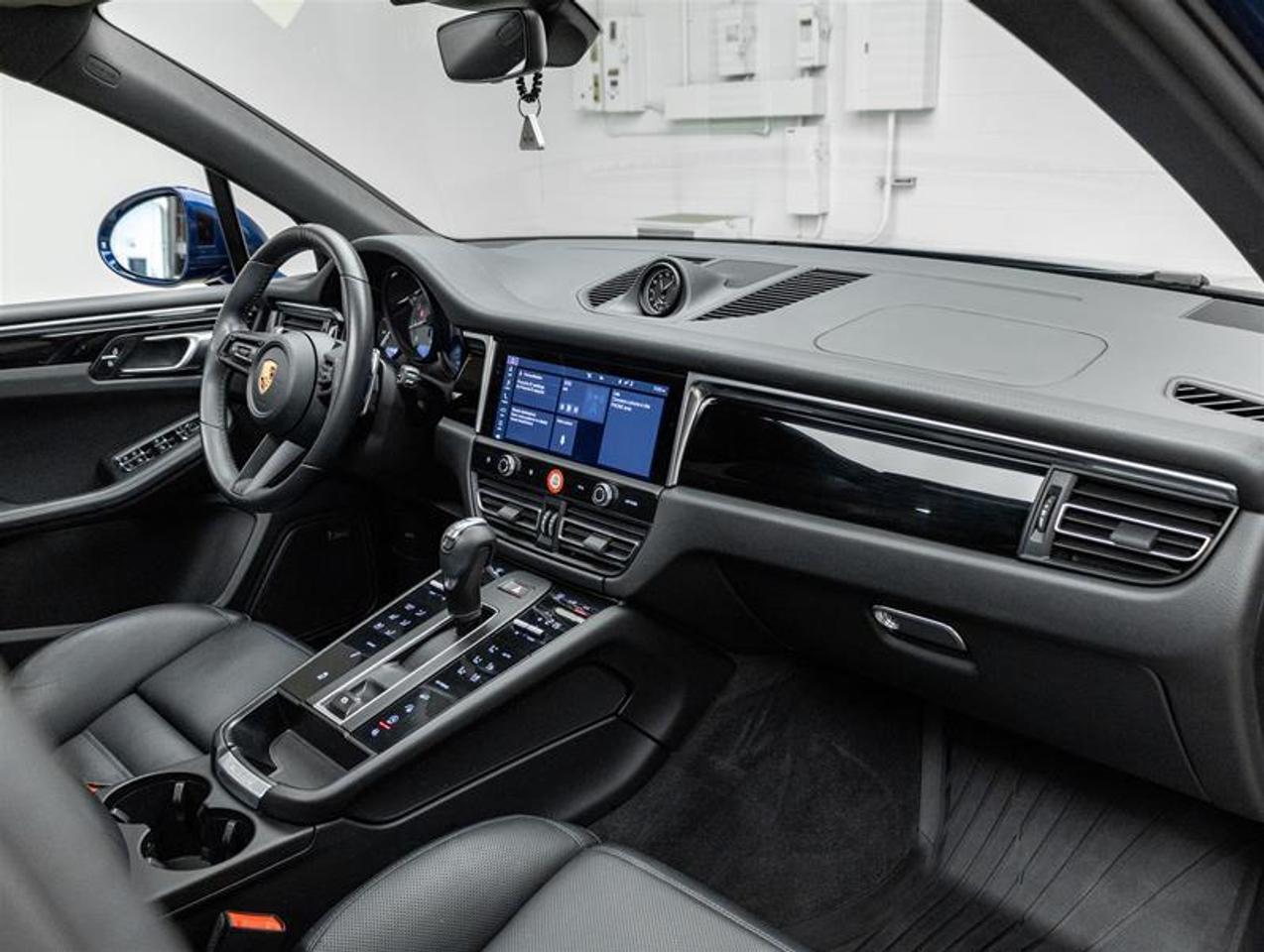 2023 Porsche Macan  Photo