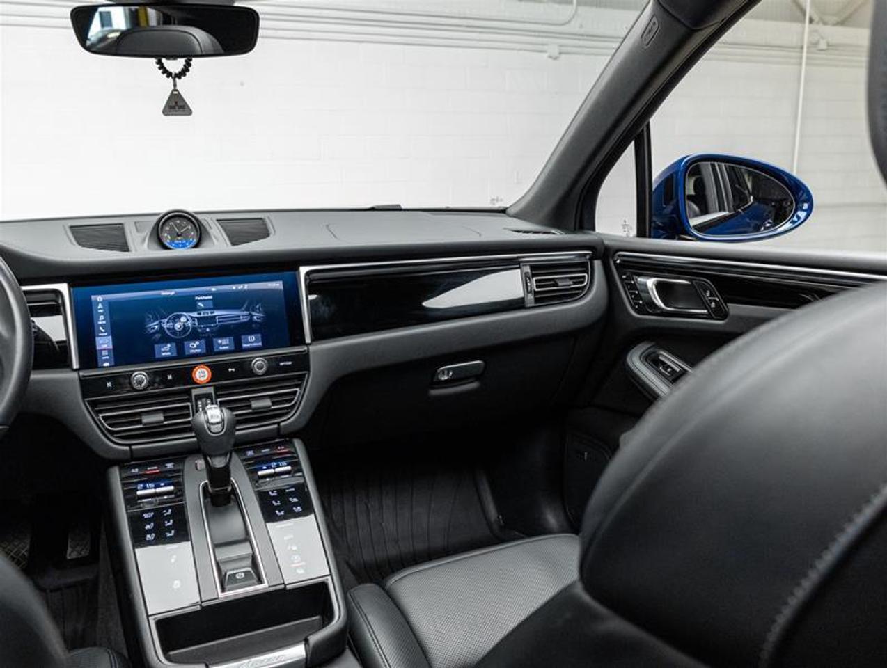 2023 Porsche Macan  Photo