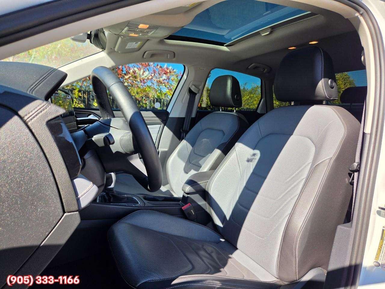 2025 Volkswagen Jetta Highline Apple CarPlay & Android Auto • Power Sunroof • Leather Seating • Cooled Front Seats • Built-In Navigation System Photo
