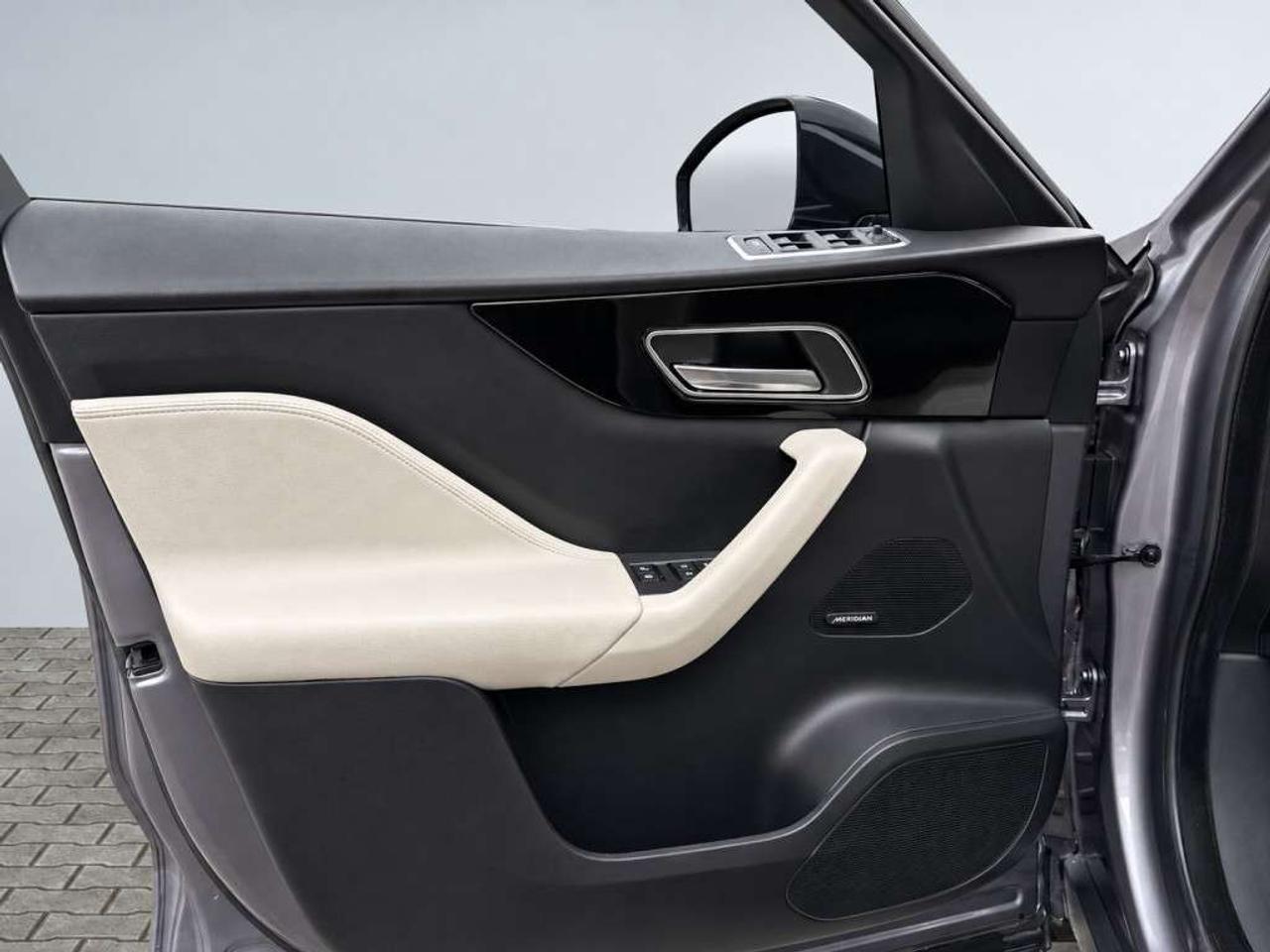 2020 Jaguar F-PACE F-PACE 25t AWD / PANOROOF / LEATHER / NAVI / HEATED STEERING Photo