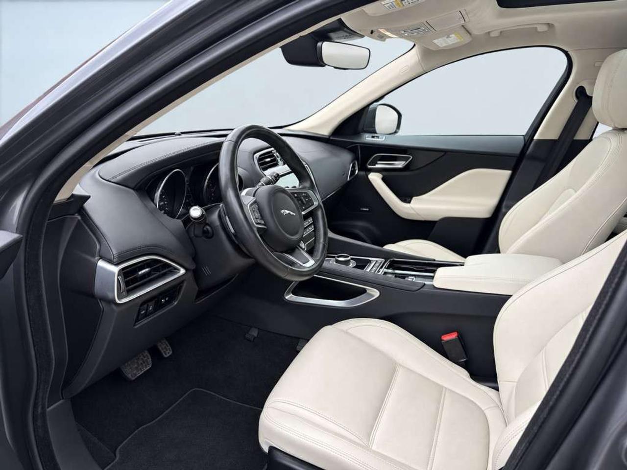 2020 Jaguar F-PACE F-PACE 25t AWD / PANOROOF / LEATHER / NAVI / HEATED STEERING Photo