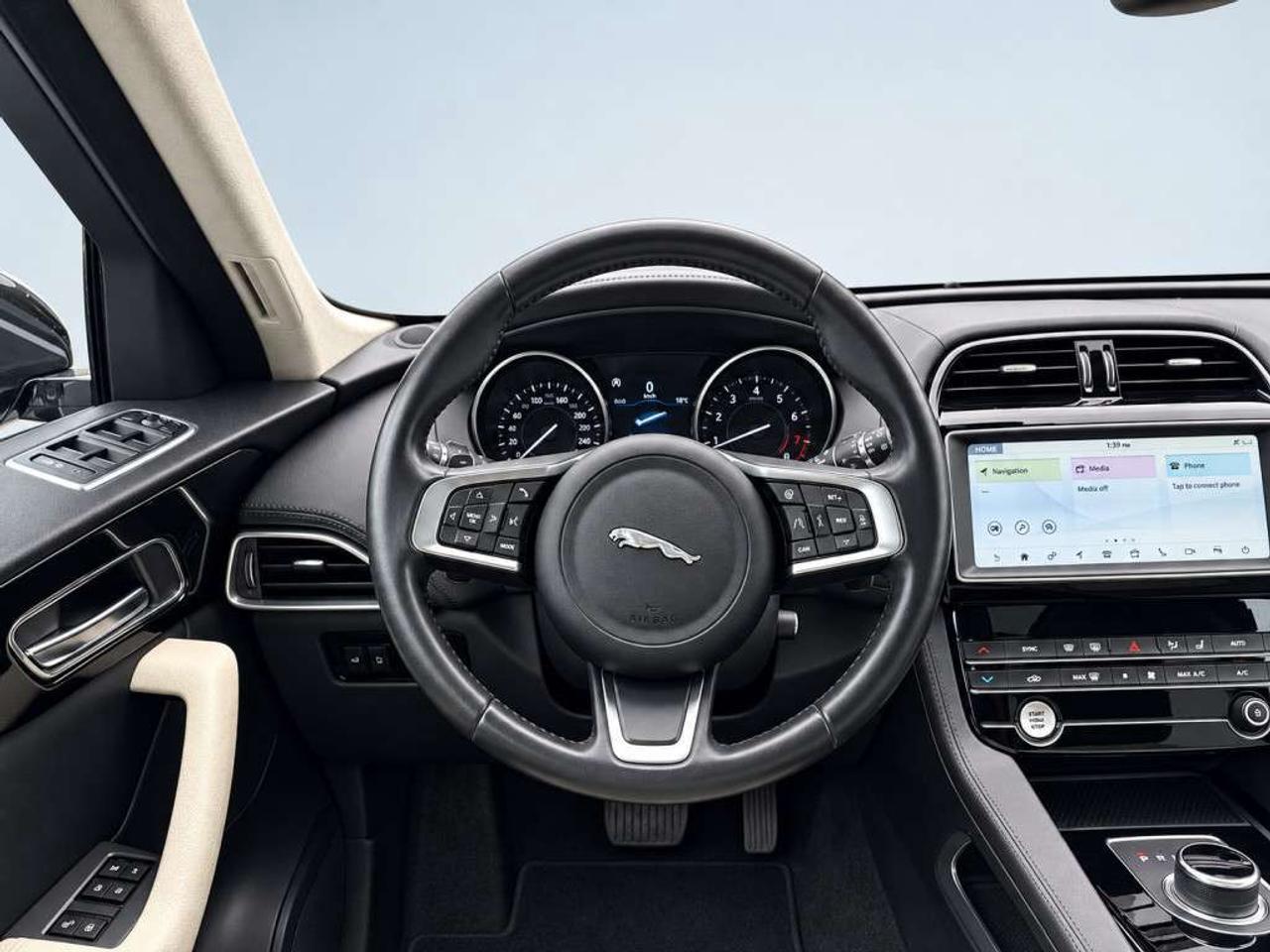 2020 Jaguar F-PACE F-PACE 25t AWD / PANOROOF / LEATHER / NAVI / HEATED STEERING Photo