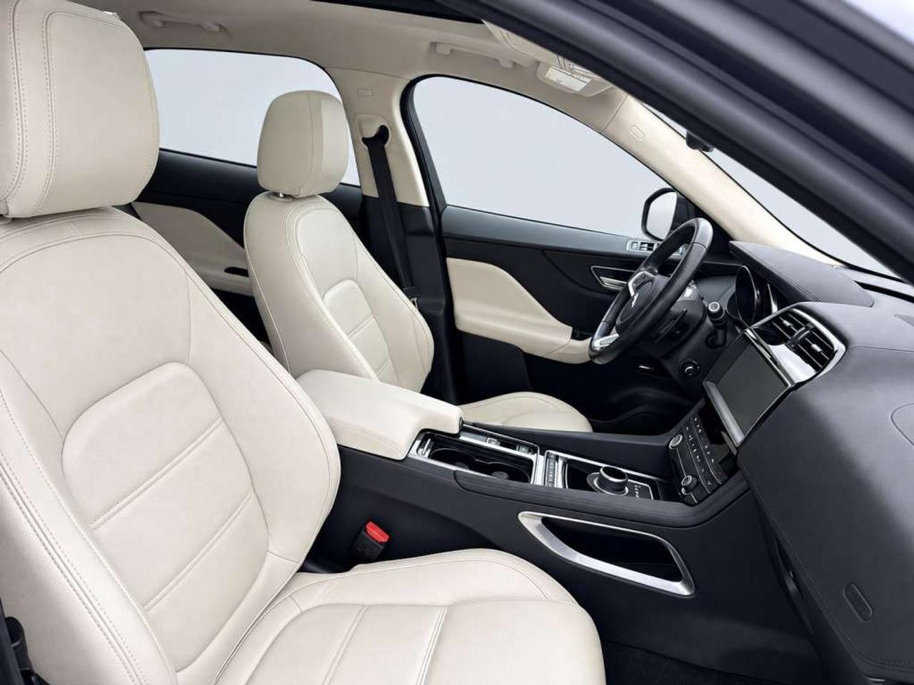 2020 Jaguar F-PACE F-PACE 25t AWD / PANOROOF / LEATHER / NAVI / HEATED STEERING Photo