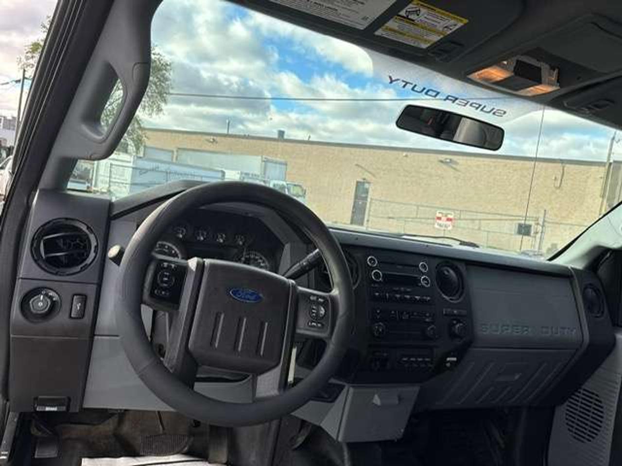 2015 Ford F-250 XLT 4X4 CREW CAB-SHORT BOX-CAP-INVERTER-SLIDE Photo