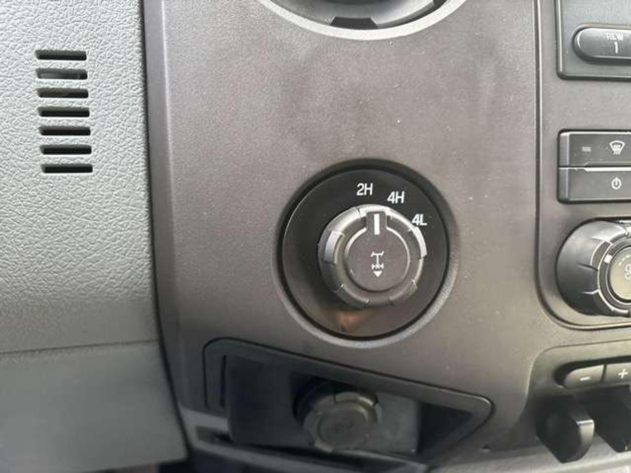 2015 Ford F-250 XLT 4X4 CREW CAB-SHORT BOX-CAP-INVERTER-SLIDE Photo