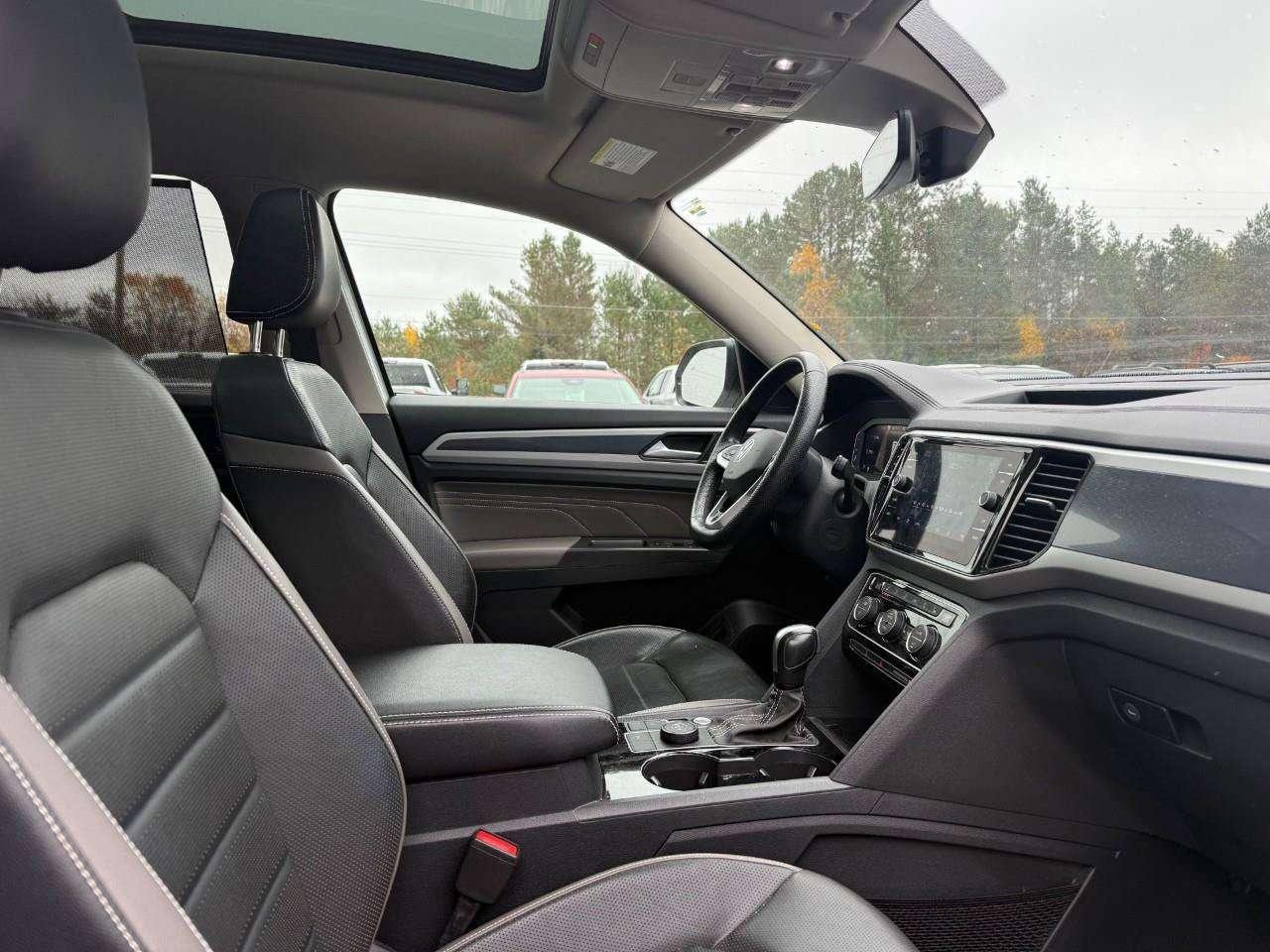 2023 Volkswagen Atlas ALL WEATHER MATS. 7 SEATER. PANORAMIC SUNROOF. FENDER AUDIO SYSTEM. HEATED FRONT AND REAR SEATS. CERTIFIED. Photo