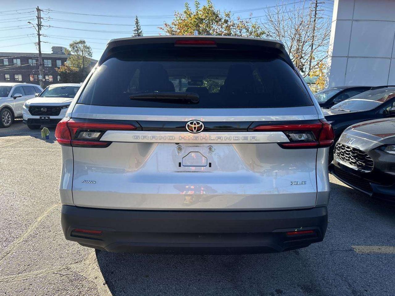 2024 Toyota Grand Highlander XLE Photo2