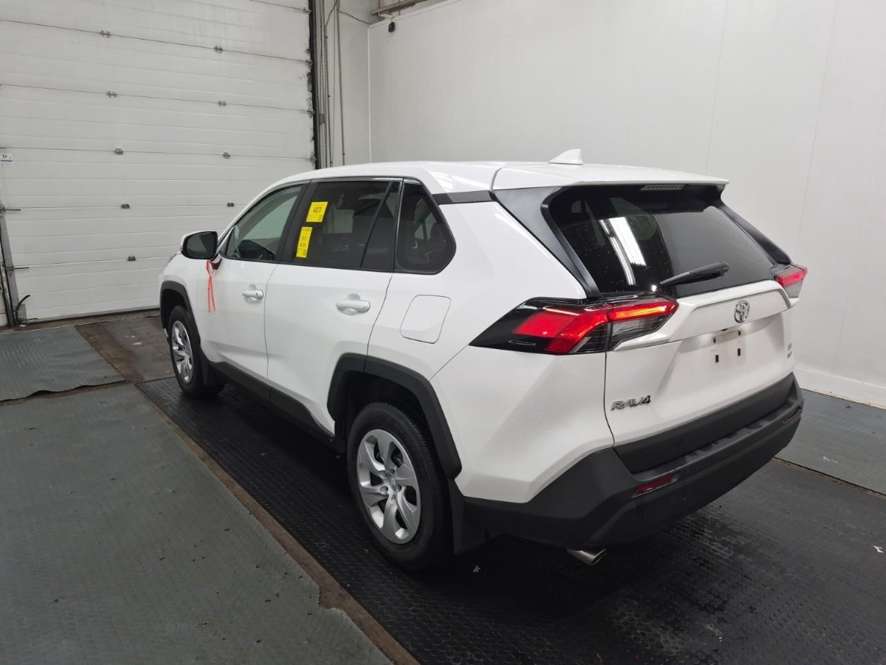 2022 Toyota RAV4 LE 4dr All-wheel Drive Photo2