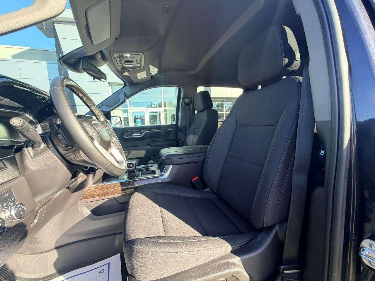2025 GMC Sierra 1500 3.0L DURAMAX, 4X4, X31, ALLOYS, CLOTH, BOSE, 1-OWNER, MACMASTER ORIGINAL, CERTIFIED PREOWNED! Photo