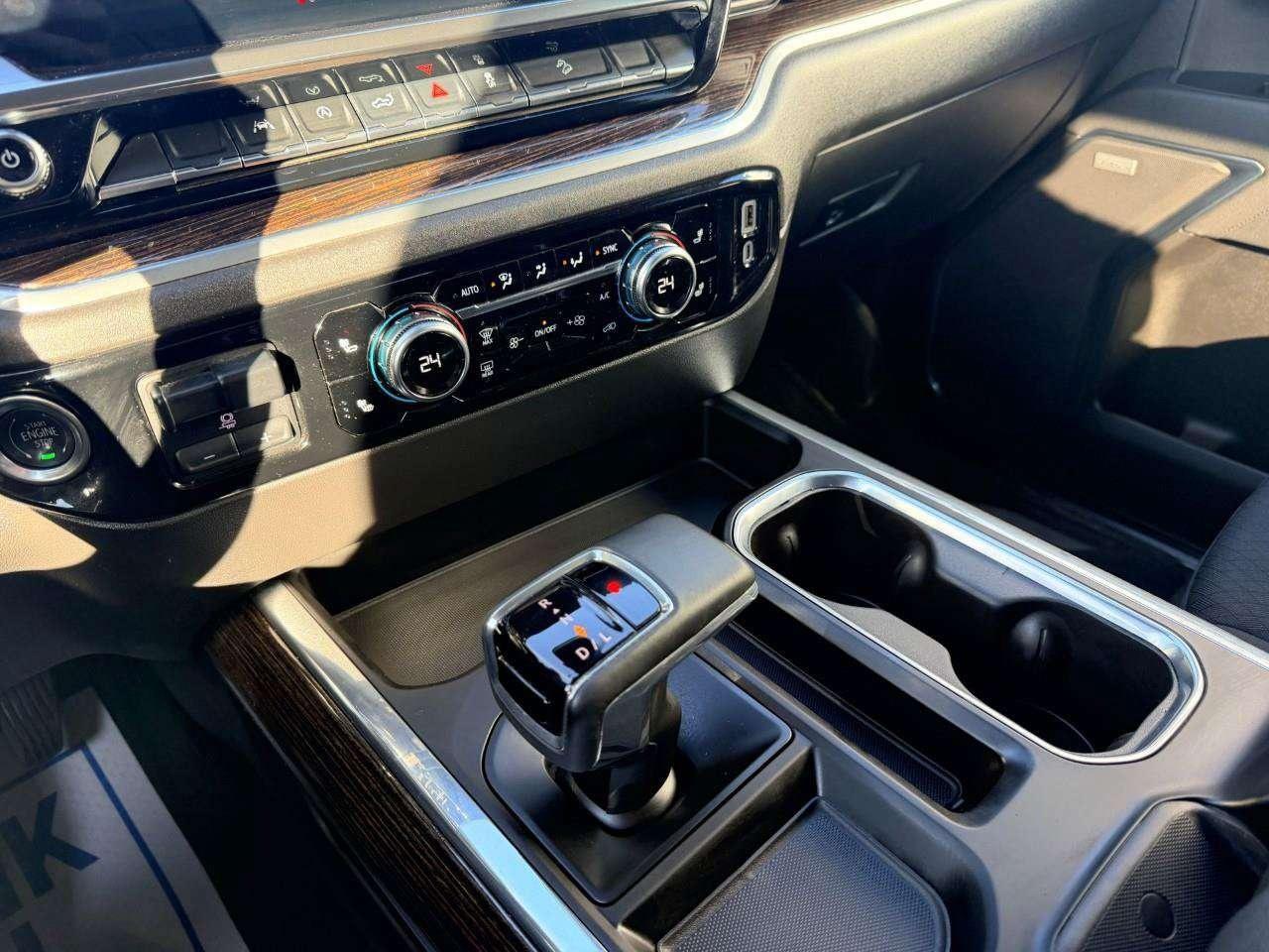 2025 GMC Sierra 1500 3.0L DURAMAX, 4X4, X31, ALLOYS, CLOTH, BOSE, 1-OWNER, MACMASTER ORIGINAL, CERTIFIED PREOWNED! Photo