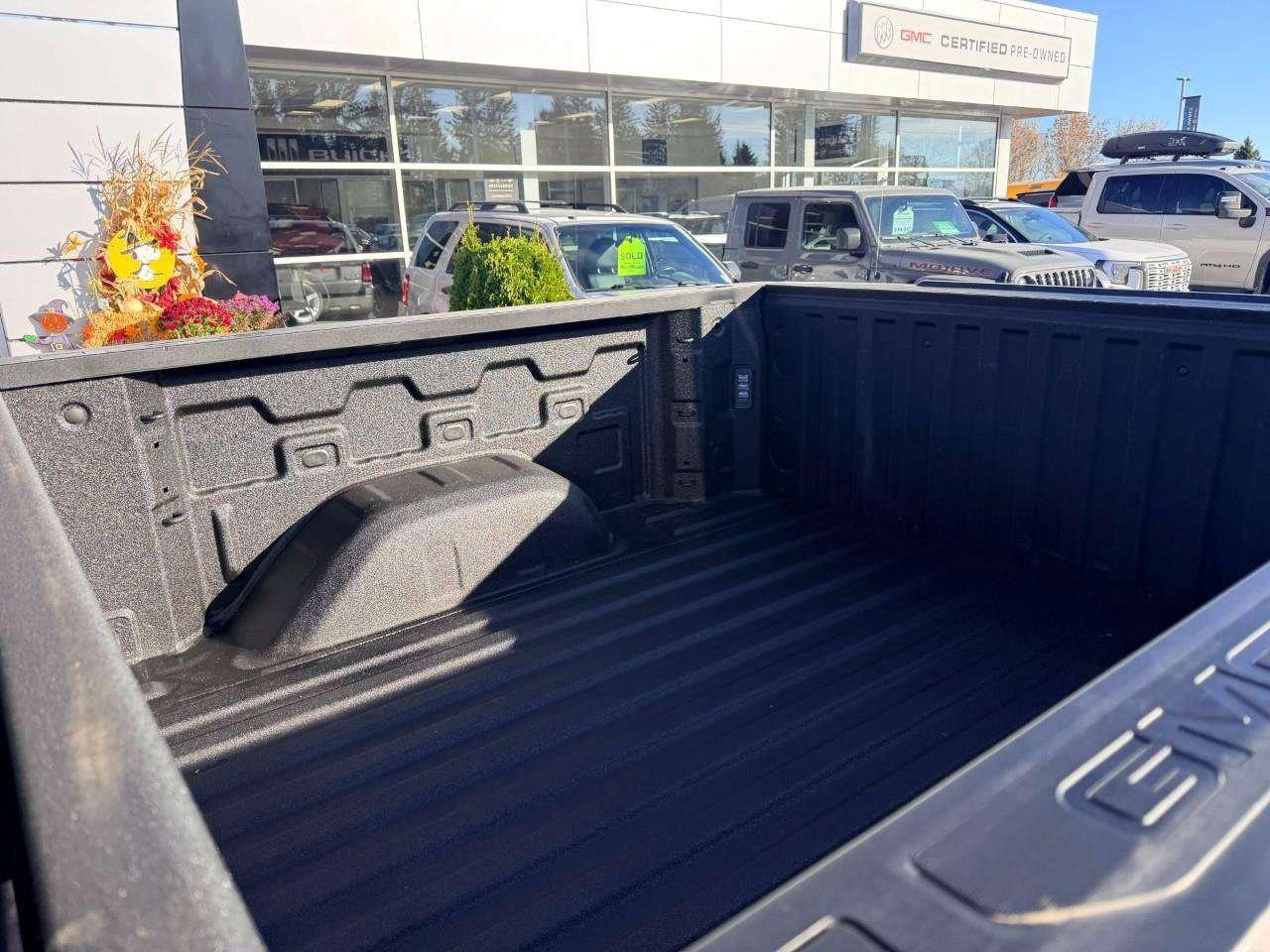 2025 GMC Sierra 1500 3.0L DURAMAX, 4X4, X31, ALLOYS, CLOTH, BOSE, 1-OWNER, MACMASTER ORIGINAL, CERTIFIED PREOWNED! Photo