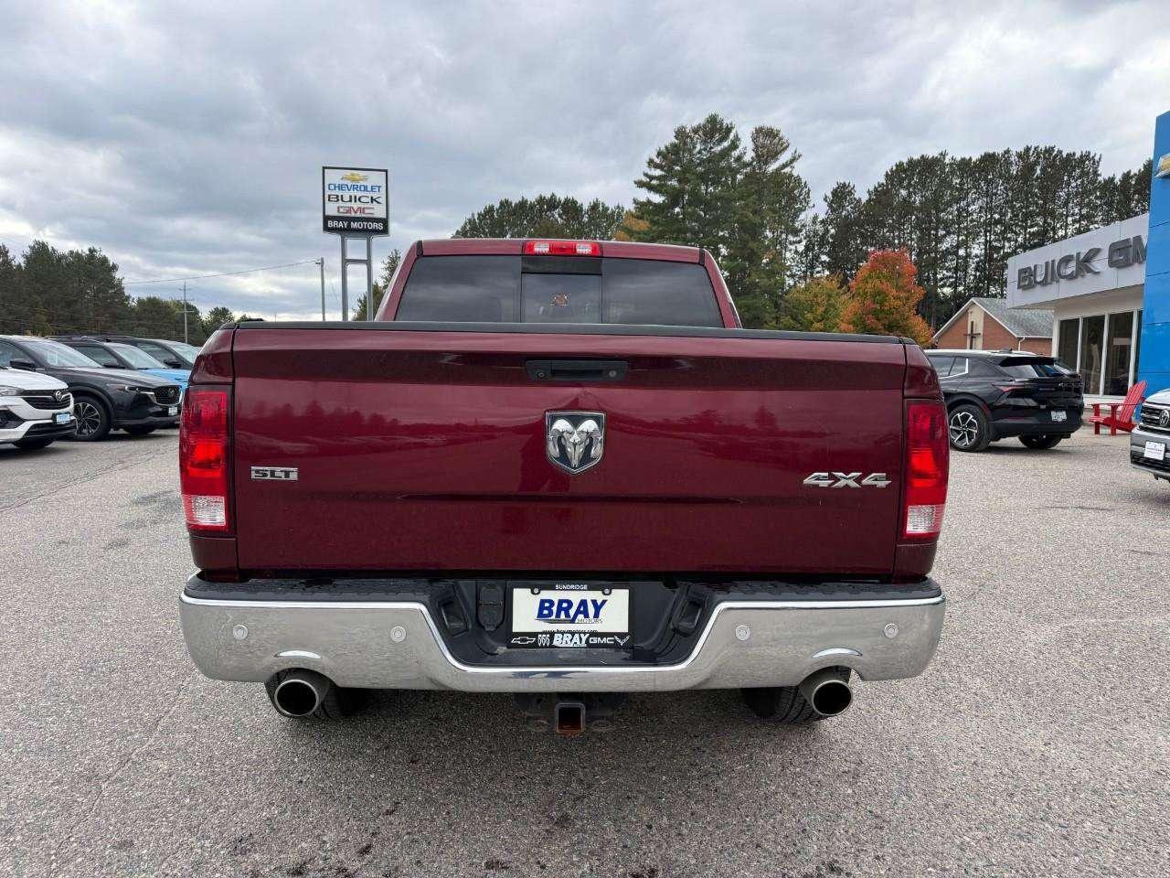 2017 RAM 1500 RUNNING BOARDS. TONNEAU COVER. HEATED OUTSIDE MIRRORS. SECOND ROW IN FLOOR STORAGE BINS. CERTIFIED. Photo4