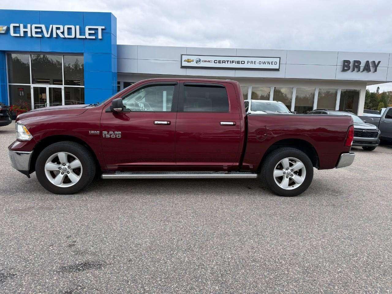 2017 RAM 1500 RUNNING BOARDS. TONNEAU COVER. HEATED OUTSIDE MIRRORS. SECOND ROW IN FLOOR STORAGE BINS. CERTIFIED. Photo2