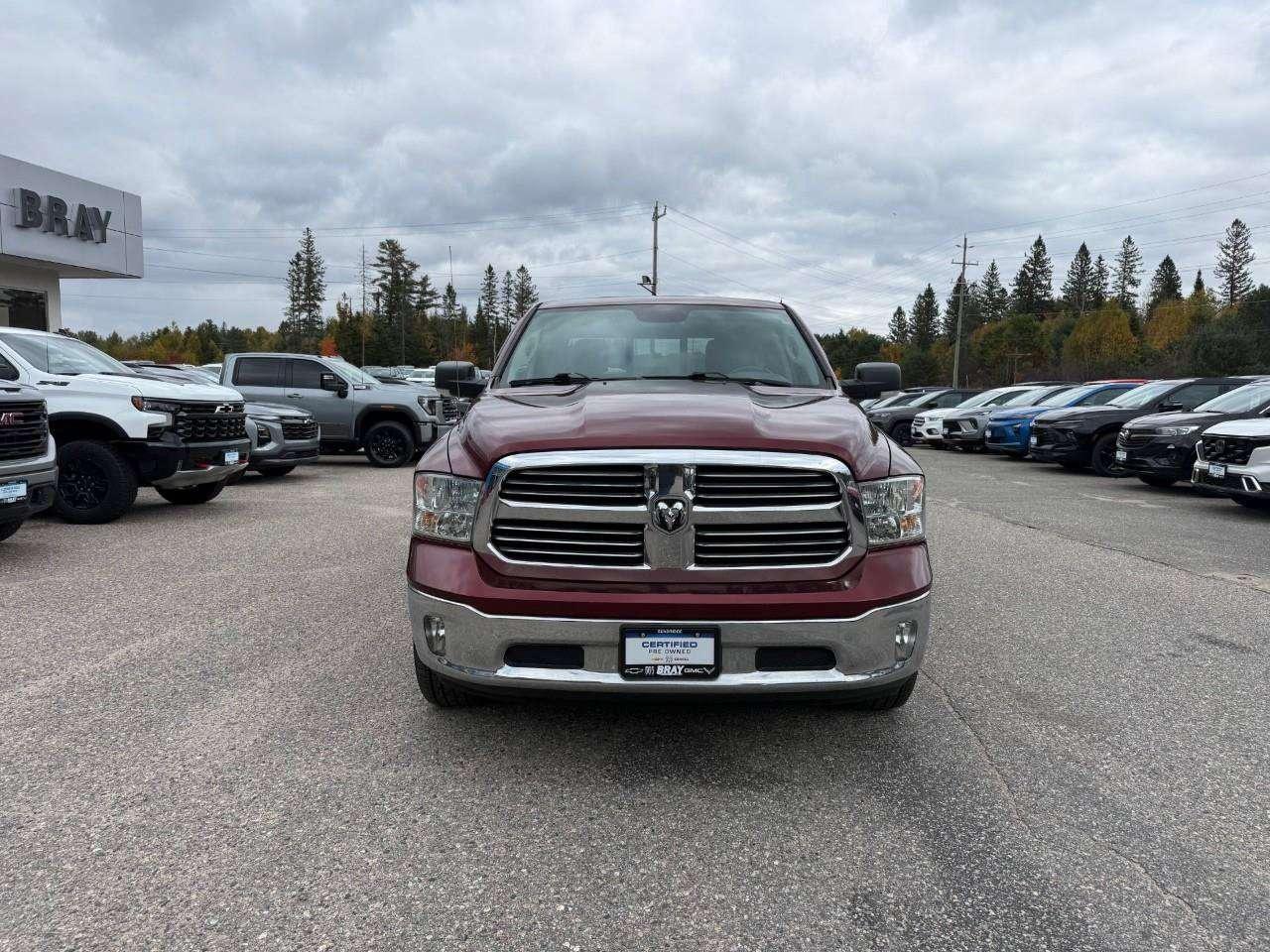 2017 RAM 1500 RUNNING BOARDS. TONNEAU COVER. HEATED OUTSIDE MIRRORS. SECOND ROW IN FLOOR STORAGE BINS. CERTIFIED. Photo5
