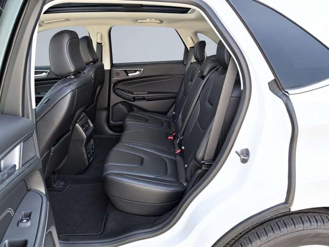 2022 Ford Edge TITANIUM / AWD / PANO / NAVI / LEATHER / HEATED & COOLED SEATS / HEATED REAR SEATS / B&O Photo