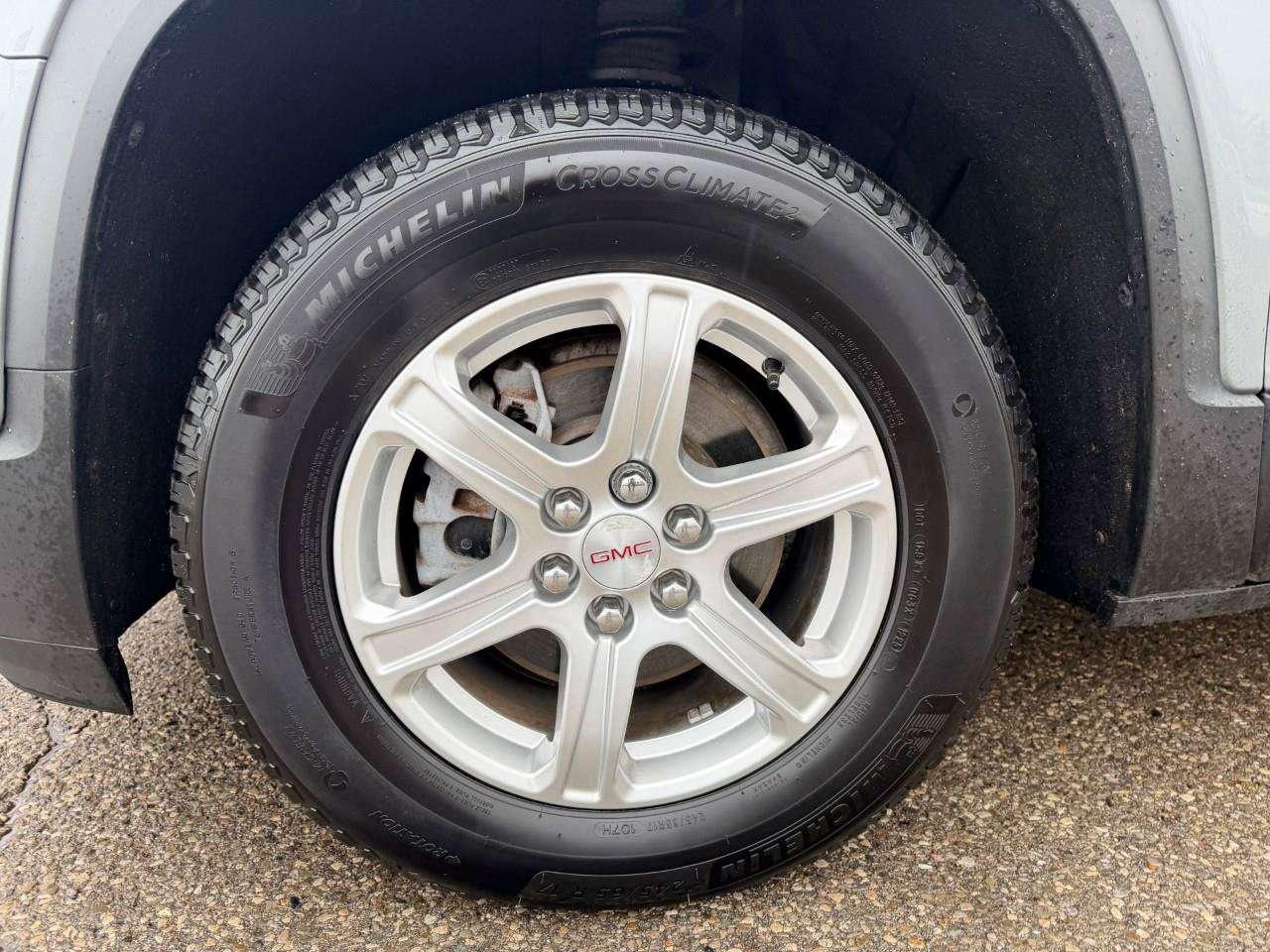 2023 GMC Acadia 3.6L V6, AWD, ALLOYS, CLOTH, 6-PASSENGER, TRAILERING PKG, CERTIFIED AS-TRADED! Photo