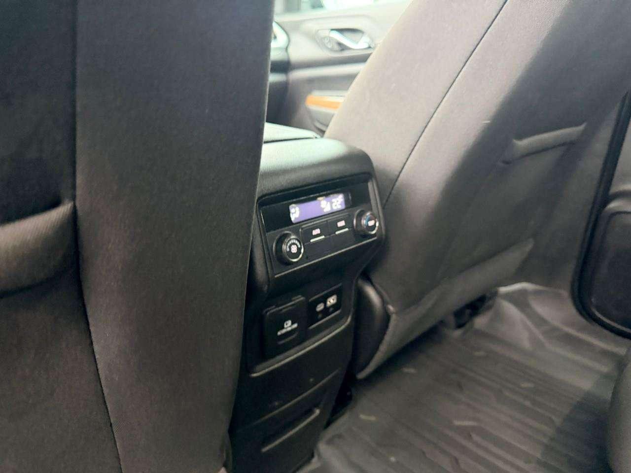 2023 GMC Acadia 3.6L V6, AWD, ALLOYS, CLOTH, 6-PASSENGER, TRAILERING PKG, CERTIFIED AS-TRADED! Photo