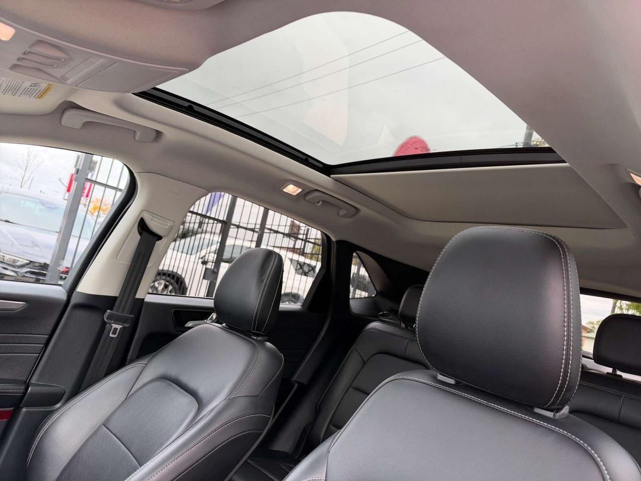 2022 Ford Escape Titanium AWD * DRIVER ASSIST / PANORAMIC / CARPLAY / CAMERA / LED LIGHTS Photo