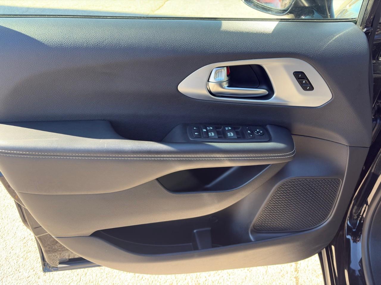 2025 Chrysler Pacifica Limited Front-Wheel Drive Passenger Van Photo