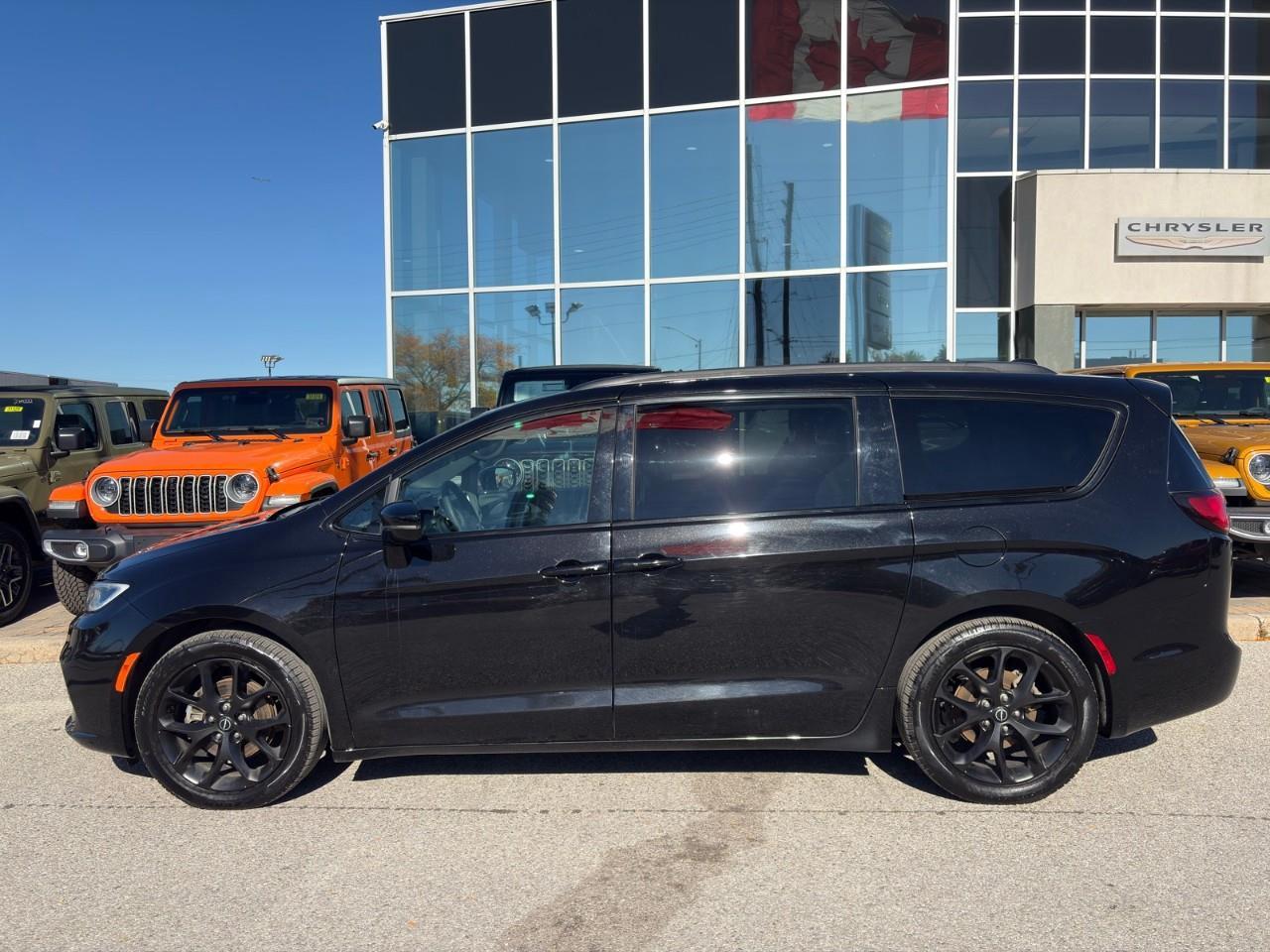 2025 Chrysler Pacifica Limited Front-Wheel Drive Passenger Van Photo1