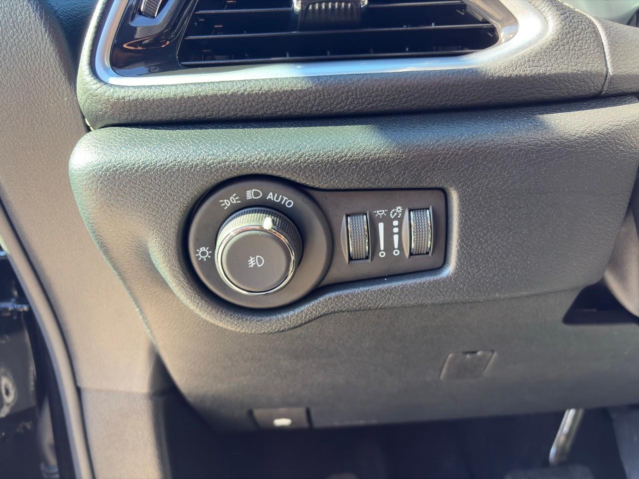 2025 Chrysler Pacifica Limited Front-Wheel Drive Passenger Van Photo