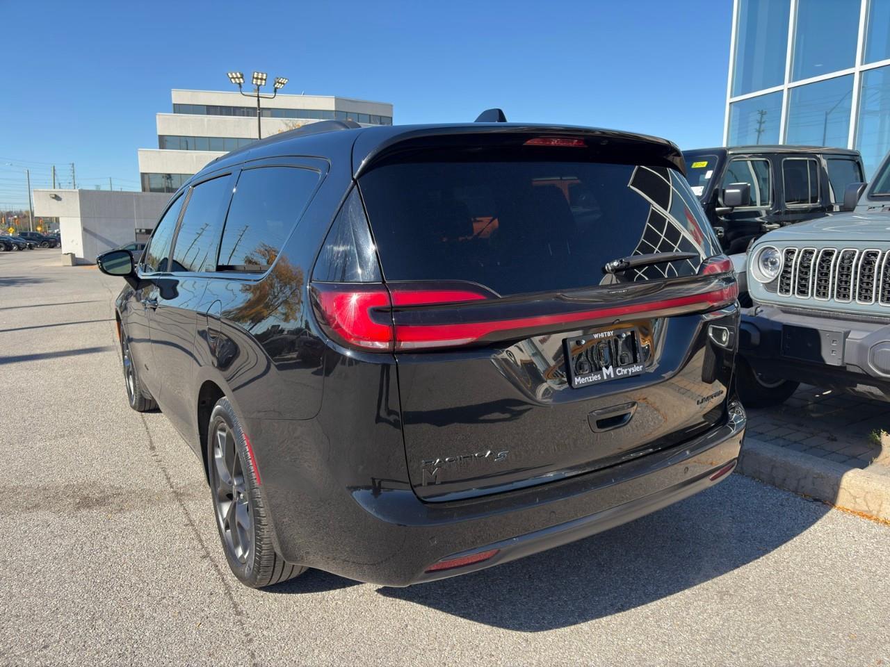 2025 Chrysler Pacifica Limited Front-Wheel Drive Passenger Van Photo