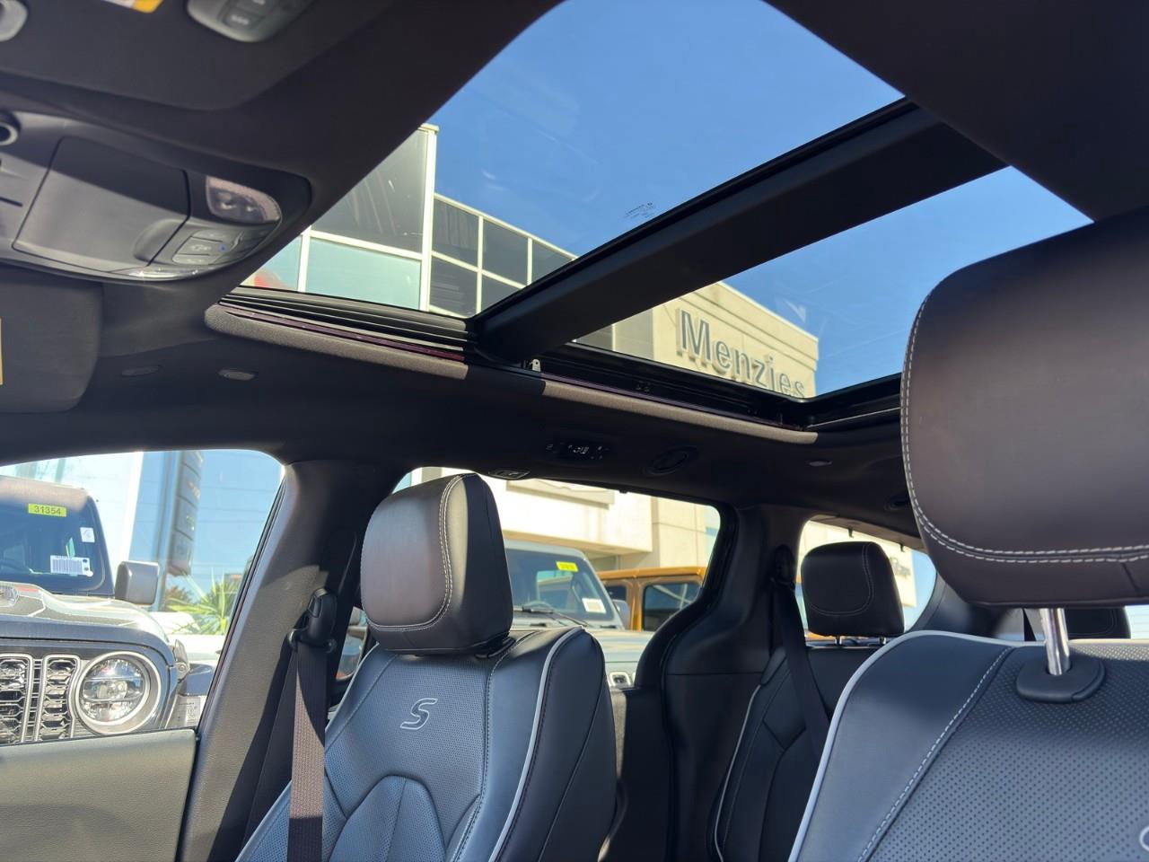 2025 Chrysler Pacifica Limited Front-Wheel Drive Passenger Van Photo