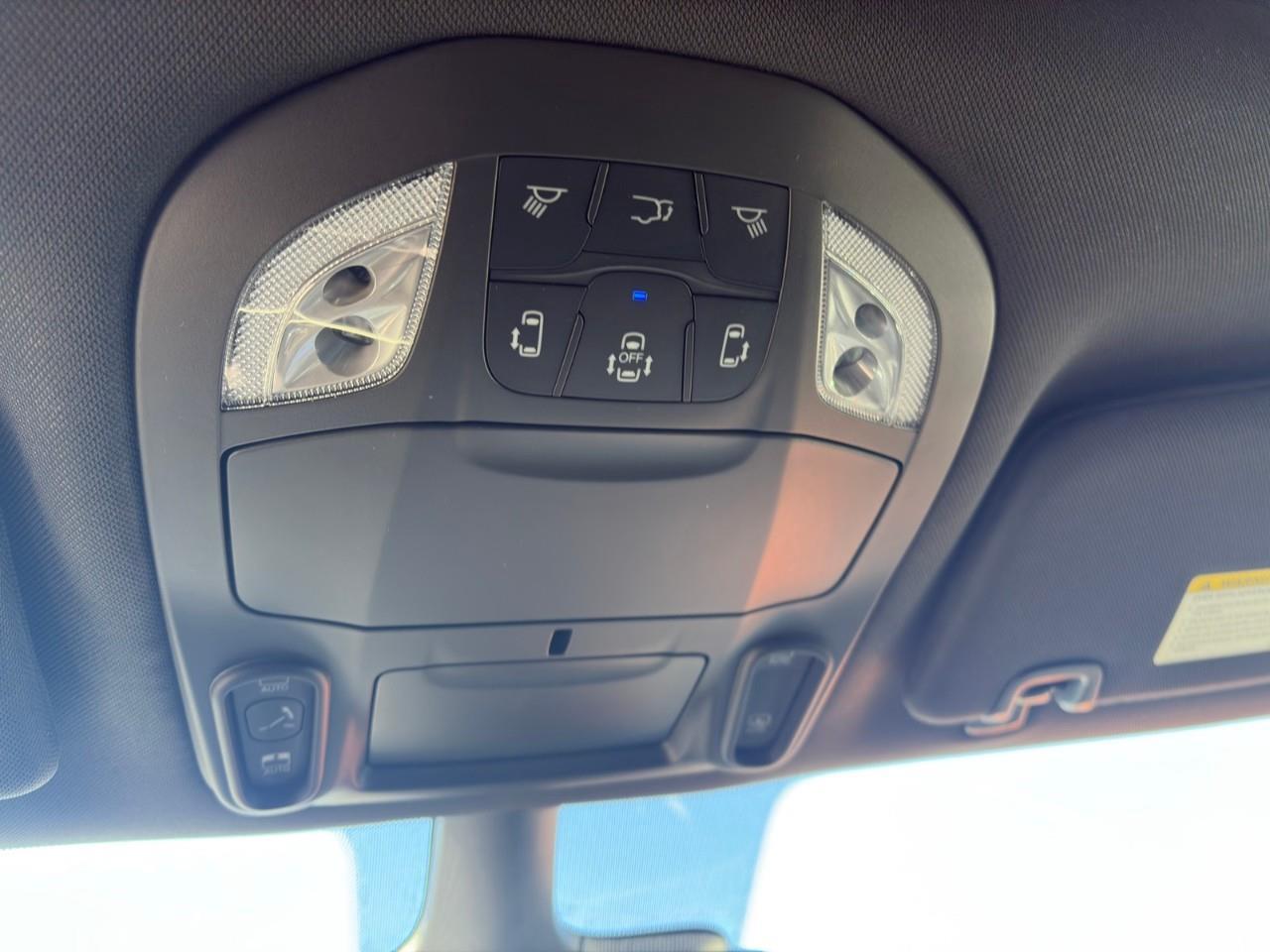 2025 Chrysler Pacifica Limited Front-Wheel Drive Passenger Van Photo