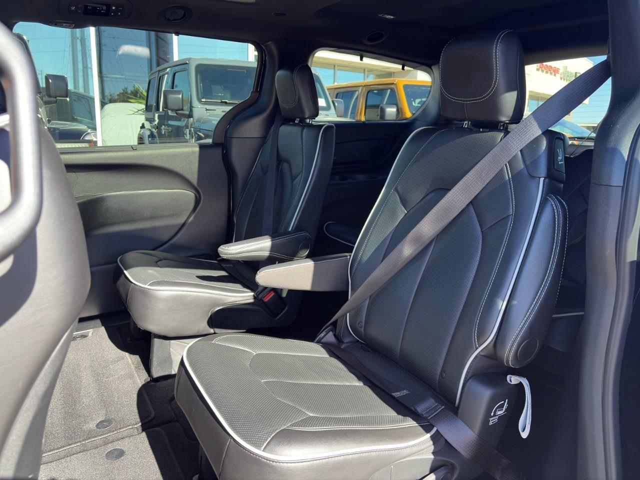 2025 Chrysler Pacifica Limited Front-Wheel Drive Passenger Van Photo