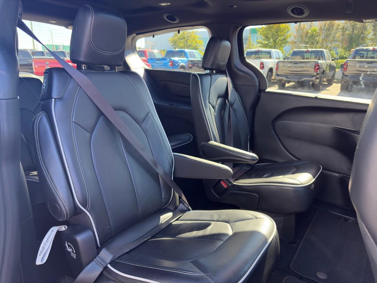 2025 Chrysler Pacifica Limited Front-Wheel Drive Passenger Van Photo