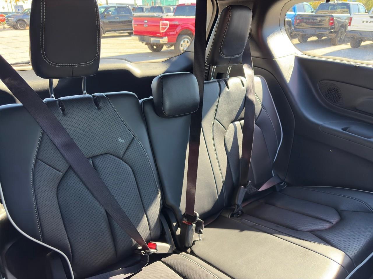 2025 Chrysler Pacifica Limited Front-Wheel Drive Passenger Van Photo