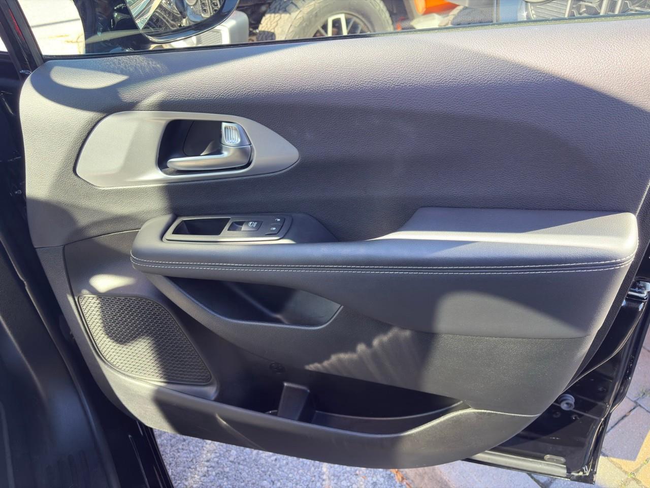2025 Chrysler Pacifica Limited Front-Wheel Drive Passenger Van Photo