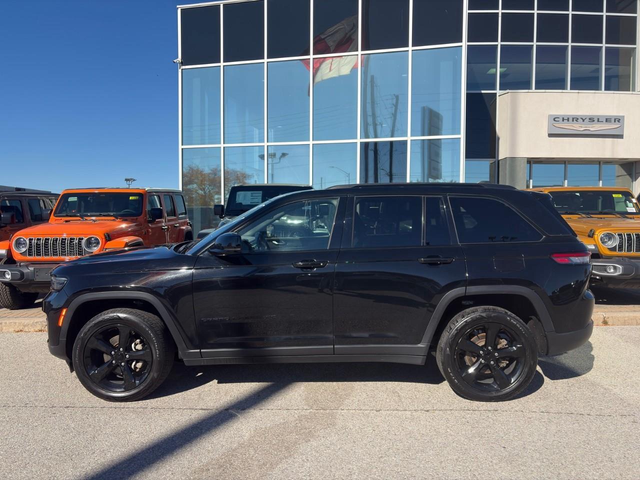 2023 Jeep Grand Cherokee Laredo 4dr 4x4 Photo1