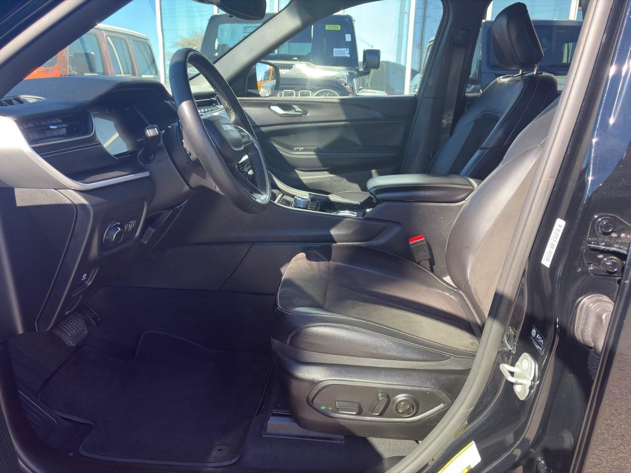 2023 Jeep Grand Cherokee Laredo 4dr 4x4 Photo