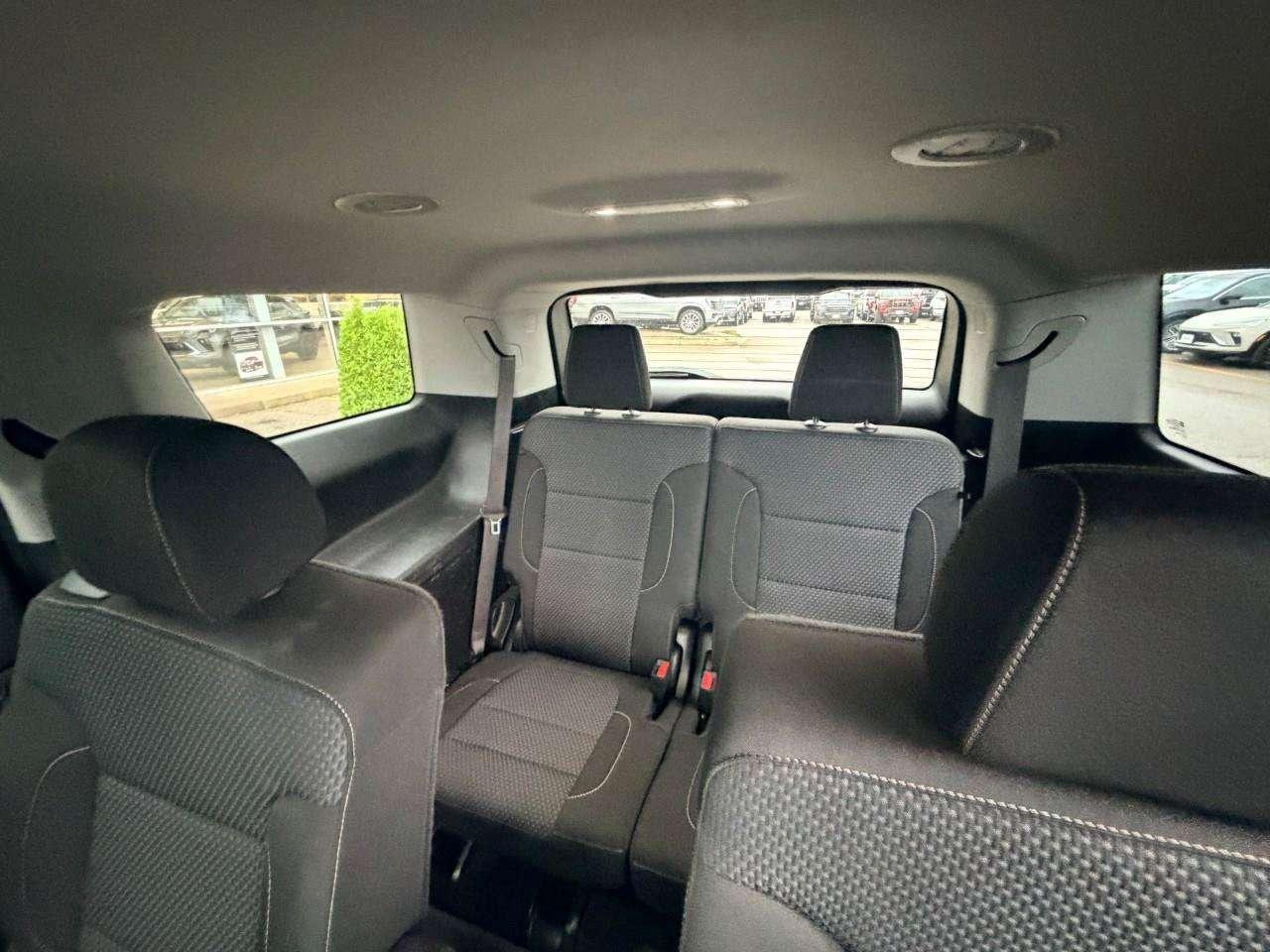2023 GMC Acadia 3.6L V6, AWD, ALLOYS, CLOTH, 6-PASSENGER, TRAILERING PKG, CERTIFIED AS-TRADED! Photo