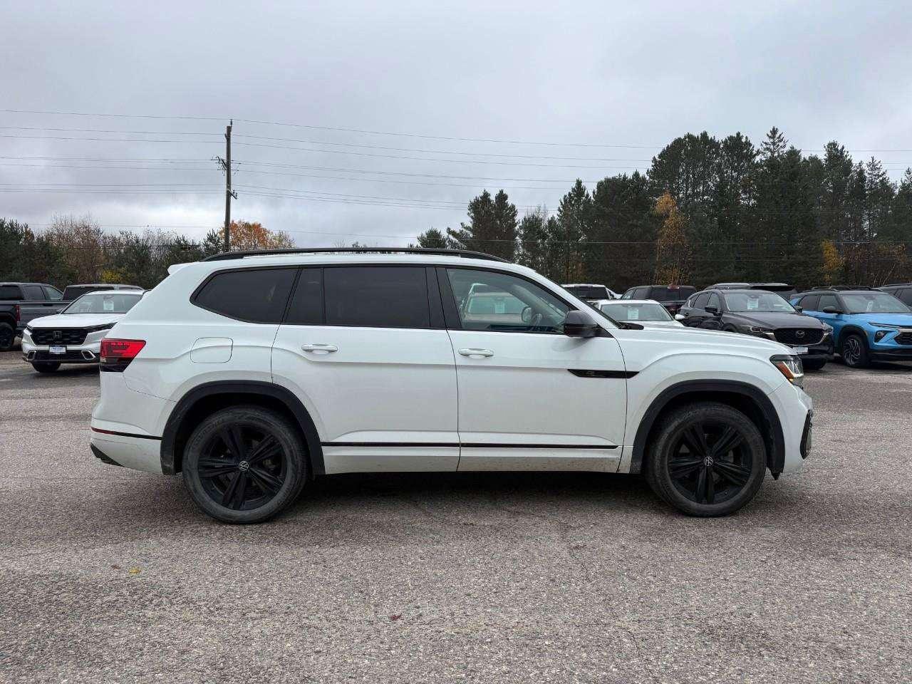 2023 Volkswagen Atlas ALL WEATHER MATS. 7 SEATER. PANORAMIC SUNROOF. FENDER AUDIO SYSTEM. HEATED FRONT AND REAR SEATS. CERTIFIED. Photo